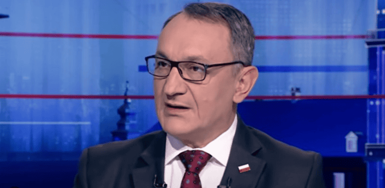 Współczesny mężczyzna rozmawiający w studiu telewizyjnym, temat dotyczący domu i ogrodu, w designed środowisku medialnym, profesjonalny wygląd, fokus na sprawy istotne dla domów i ogrodów.