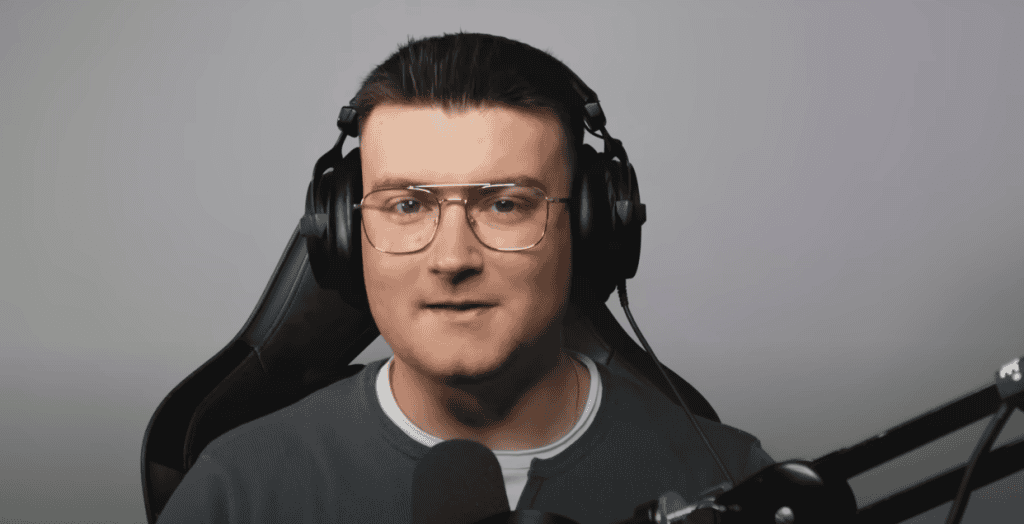 Przemysłowy mikrofon i słuchawki na głowie, profesjonalne nagranie video, streamer lub youtuber w domowym studiu.