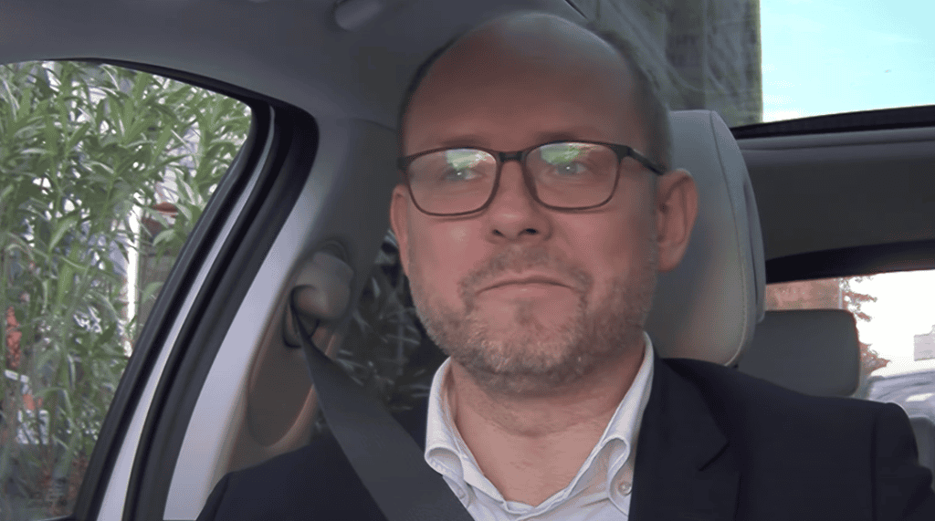 Nowe ogrodowe meble drewniane do tarasu i ogrodu, idealne do relaksu i spotkań na świeżym powietrzu. Solidne i estetyczne, wykonane z wysokiej jakości materiałów, zapewniają komfort i trwałość przez lata.