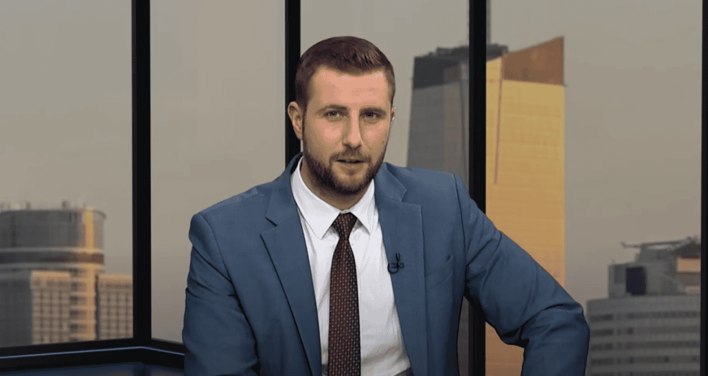 Nowoczesny mężczyzna w eleganckim garniturze na tle biura, idealny do promocji usług dla domu i ogrodu, profesjonalny wygląd, biznes, estetyka wnętrz, architektura miejsk.