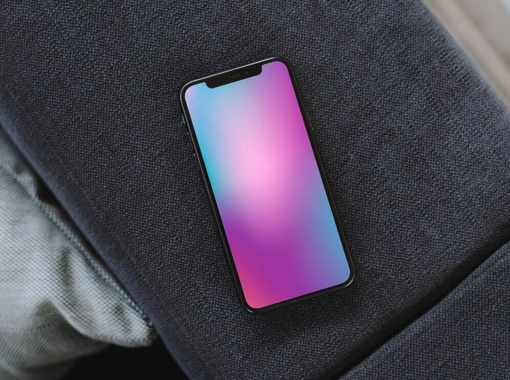 Smartfon na czarnej powierzchni, nowoczesny telefon, urządzenie mobilne, technologia smart, gadżet elektroniczny, telefon komórkowy, innowacyjny sprzęt, elektronika użytkowa.