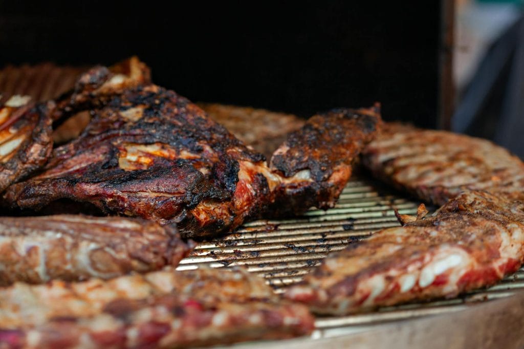 Samowymiarowe mięsa na grillu, grillowanie mięs na ruszcie, pyszne mięsa na barbecue, dania z grilla na ogrodzie, sezon grillowy, idealne do domu i ogrodu, burgery i żeberka na grillu, soczyste mięso z rusztu, kuchnia na świeżym powietrzu, przepisy na grilla, dladomuiogrodu.com.pl.
