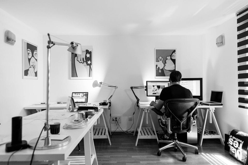 Biuro domowe, praca zdalna, przestrzeń do pracy w domu, nowoczesny gabinet domowy, wygodne miejsce do pracy, home office, organizacja przestrzeni biurowej, komfortowe miejsce pracy, aranżacja pokoju do pracy, funkcjonalne biuro w domu.