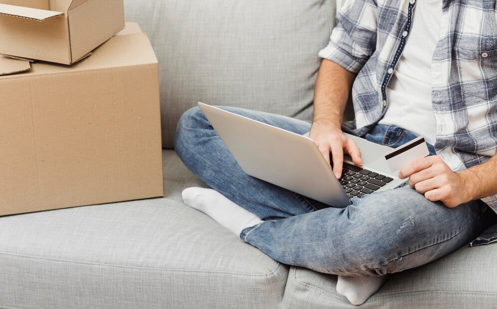 Elektroniczna lista zakupów na laptopie, relaks w domu, pakowanie przesyłek, zamówienia online, dom i ogród, narzędzia do ogrodnictwa, ozdoby na taras, meble ogrodowe, akcesoria do domu, ekologia i ogród, dekoracje wnętrz.