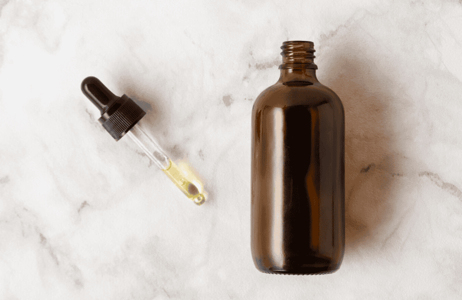 Butelka szklaneb do olejków eterycznych i kosmetyków naturalnych z piękną pipetą, idealna do domu i ogrodu, ekologiczne akcesoria do pielęgnacji naturalnej, wielorazowe opakowania dla zdrowia i środowiska.