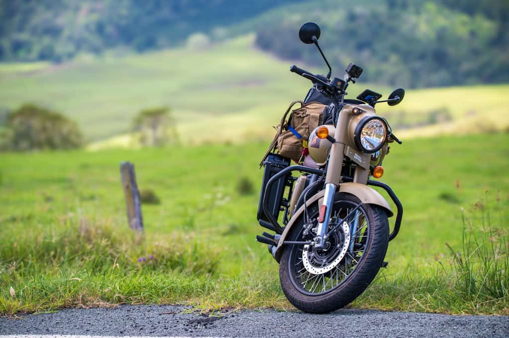 Nowy motocykl na wycieczkę po domu i ogrodzie, idealny do relaksu i podróży na łonie natury.
