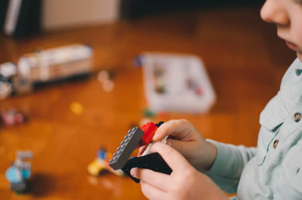 Lego dla dzieci, zabawa w domu i ogrodzie, klocki konstrukcyjne, kreatywność, edukacja przez zabawę, rozwijanie zdolności manualnych i wyobraźni, dzieci bawią się Lego.